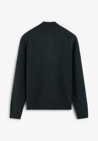 Suéter de lana gris oscuro con cuello acanalado, mangas largas y dobladillo recto. Diseño simple sin patrones visibles ni adornos.