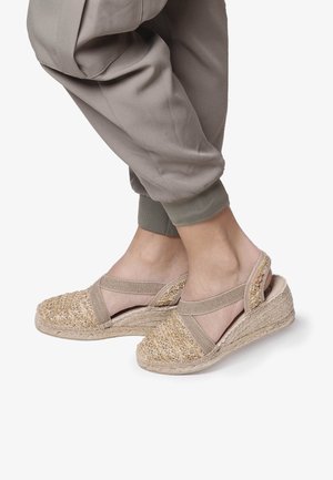 TERRA - Sandály na klínu - beige