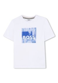 Balta kokvilnas t-kreklā ir zilas kvadrātveida grafikās vārds "BOSS" baltā krāsā. Īsas piedurknes, apaļa kakla izgriezums un maiga tekstūra.