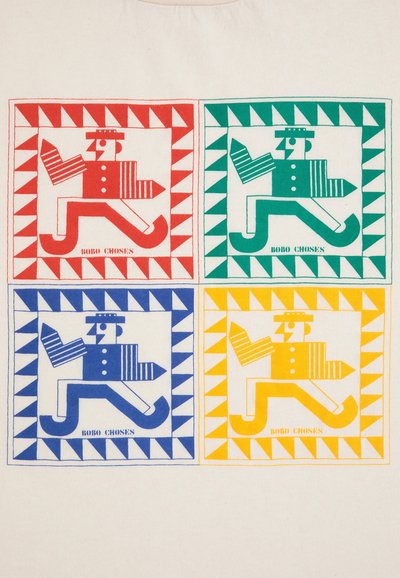 Baumwoll-T-Shirt mit vier bunten Grafikdrucken: rot, grün, blau und gelb, jeder mit einer laufenden Figur und geometrischem Rahmen.