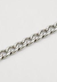 Zilveren metalen ketting met gladde, ronde schakels. Elke schakel heeft een gepolijste afwerking, waardoor een reflecterend oppervlak en subtiele rondingen ontstaan.