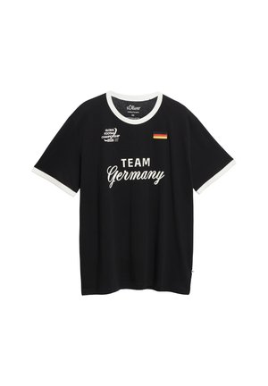 Czarna koszulka z krótkim rękawem z białym wykończeniem, napisem "TEAM Germany", logo Mistrzostw Świata w Piłce Nożnej 2026 oraz małą niemiecką flagą na piersi.