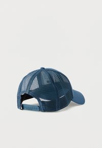 Μπλε καπέλο μπέιζμπολ από δίχτυ με ρυθμιζόμενο κούμπωμα snapback, καμπυλωτή γείσο και συμπαγή μπροστινή επιφάνεια, απεικονιζόμενο από πίσω γωνία σε λευκό φόντο.