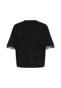 Chemise noire à manches courtes, coupe large avec bordure en dentelle sur les bords des manches, vue de dos sur fond blanc.