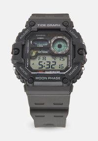 Montre numérique Casio avec un bracelet en résine noir, un boîtier rectangulaire, un graphique des marées, un affichage des phases de lune et étanche jusqu'à 100 mètres.