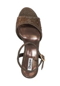 Bronzen sandaal met hak, versierd met sprankelende accenten, metallic afwerking, open teen ontwerp en enkelband met gouden hardware.