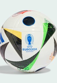 Biely futbalový loptu s multicolor geometrickými vzormi v zelenej, čiernej, žltej a oranžovej farbe. Výrazne zobrazené logo UEFA Euro 2024.