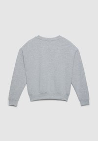 Sweat-shirt gris, tissu en coton, col rond, manches longues, poignets et ourlet côtelés, texture lisse, design simple, couleur unie, sans motifs.