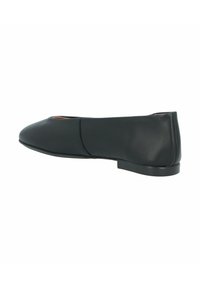 Bailarinas negras de piel con puntas redondas, superficie lisa, diseño minimalista y un tacón bajo.