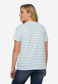 Pasiasta koszulka z krótkim rękawem, w jasnoniebieskie i białe poziome paski, wykonana z miękkiego materiału, z okrągłym dekoltem.