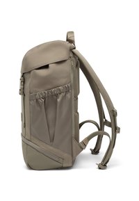 Beige-reppu, jossa on jäsennelty muotoilu, etutasku, joustava sivuverkkomyssy ja pehmustetut säädettävät olkahihnat.