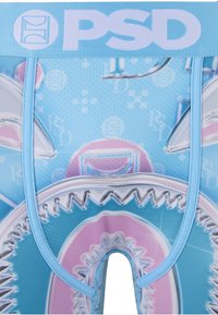 Lichtblauwe boxershorts met roze en witte tandwiel- en mechanische patronen, en het "PSD"-logo op de tailleband.