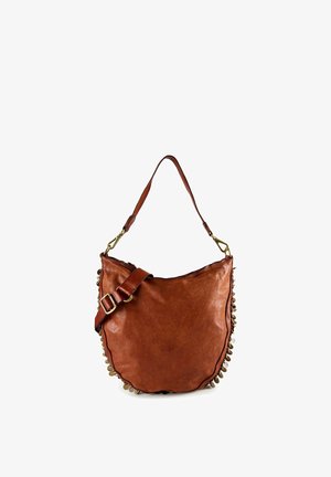 Borsa a tracolla in pelle marrone con tracolla regolabile e rifinitura decorativa in monete metalliche lungo i bordi, esposta su sfondo bianco.