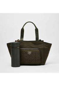 Oliven grøn tote taske lavet af nylon med en quiltet lomme, metal logo detalje og dobbelte teksturerede stropper; inkluderer et matchende cylindrisk etui.