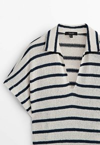 Maglia a maniche corte in lavorazione a maglia con strisce orizzontali blu navy e bianche e colletto a V profondo.