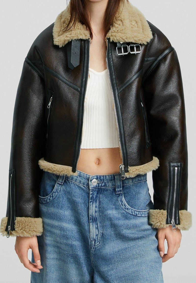 Bershka Bunda z umělé kůže - dark brown