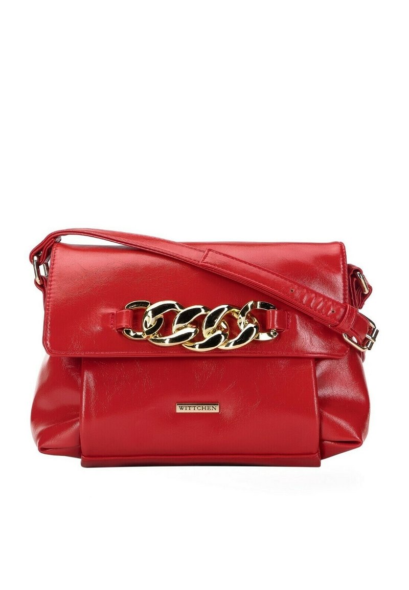 Bolso sintético rojo con un acento de cadena dorada, con cierre en la parte superior y tira de hombro ajustable. Textura suave y diseño estructurado.