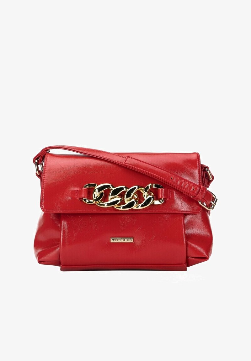 Bolso sintético rojo con un acento de cadena dorada, con cierre en la parte superior y tira de hombro ajustable. Textura suave y diseño estructurado.