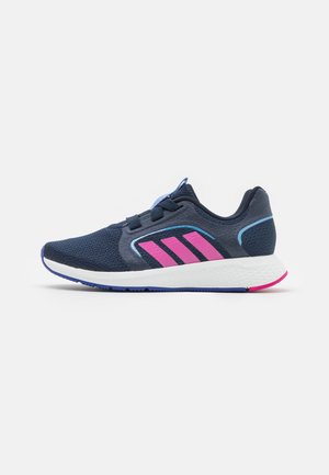 Chaussure de course bleu marine avec des rayures roses, des accents bleu clair, une semelle blanche et des lacets noirs, montrée de profil droit sur fond blanc.