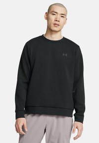 Zwarte sweater met een ronde halslijn en lange mouwen, voorzien van een subtiele logo op de borst. Gemaakt van een zachte, gestructureerde stof.