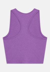 Lilla tettsittende tank topp med ribbet tekstur, rund halslinning og racerback-design. Sømløs søm og kanter forbedrer det strømlinjeformede utseendet.
