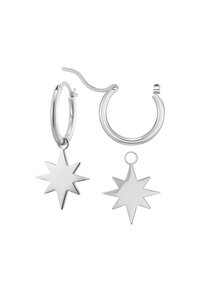Orecchini a cerchio d'argento con un charm a forma di stella rimovibile. Il charm presenta una forma di stella affilata e simmetrica con una finitura lucida.