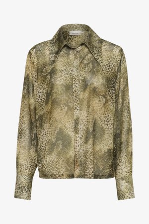 Camicia a maniche lunghe in tessuto leggero con motivo a stampa serpente verde e beige, colletto classico e chiusura con bottoni.