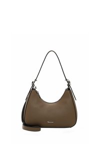 Bolso de mano de cuero marrón con forma curva, que presenta una correa negra y herrajes plateados. Textura suave con un sutil detalle de logo en la parte frontal.