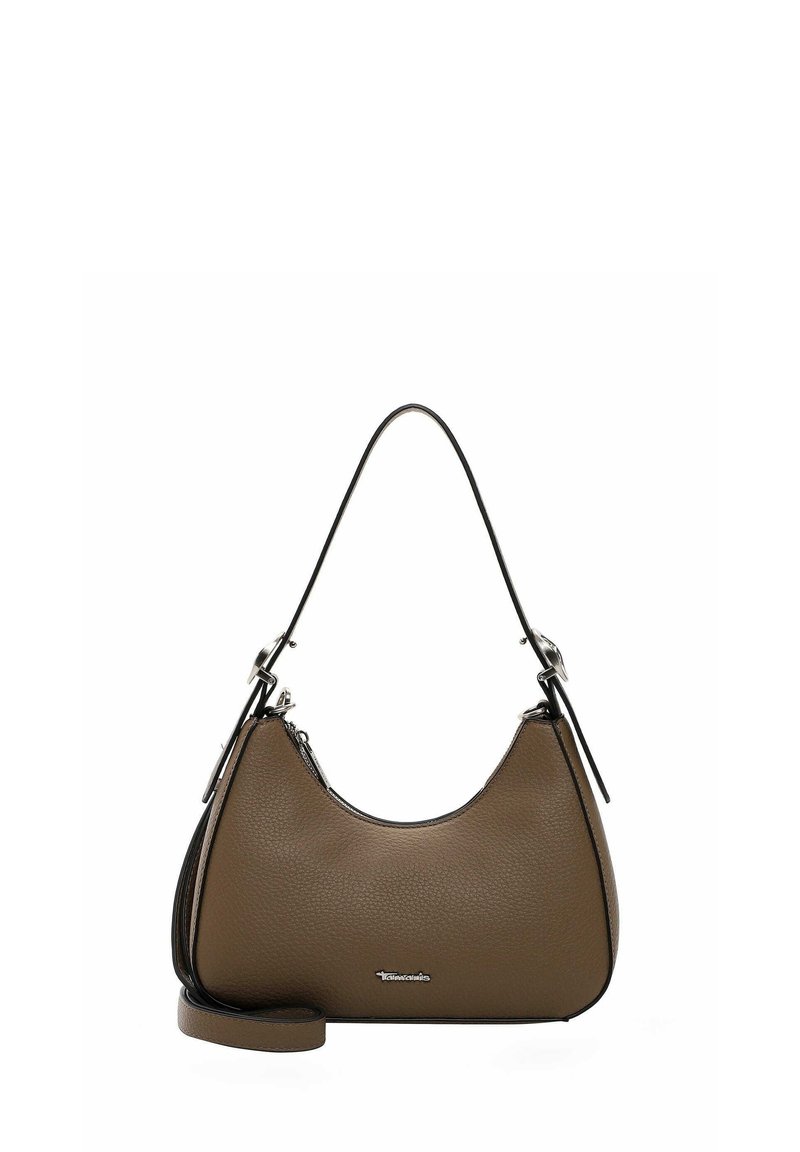 Bolso de mano de cuero marrón con forma curva, que presenta una correa negra y herrajes plateados. Textura suave con un sutil detalle de logo en la parte frontal.