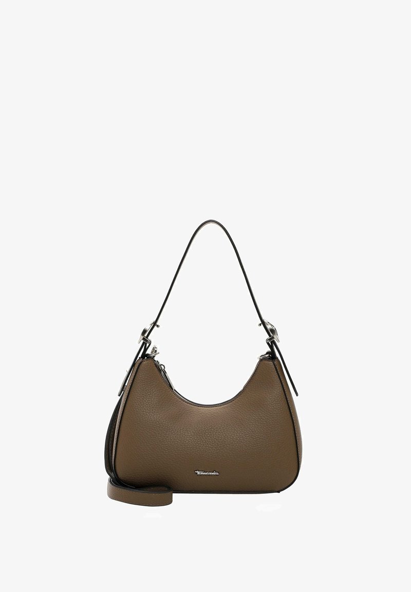 Borsa a mano in pelle marrone a forma curvata, con una tracolla nera e accessori in metallo argentato. Texture liscia con un sottile dettaglio del logo sul davanti.