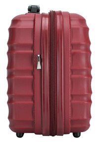 Röd hård resväska med en strukturerad yta med vertikala ränder, två dragkedjor och ett enda vikbart handtag överst.