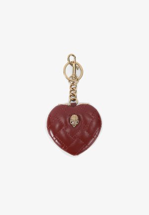 Hartvormige sleutelhanger in bordeauxleer met een gequilt ontwerp, gouden hardware en een leeuwenkop accent. Inclusief kettinghaak.