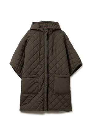 Manteau à capuche matelassé vert avec des manches courtes, doté de deux poches plaquées à l'avant et d'une fermeture éclair, fabriqué en tissu lisse et texturé.