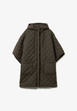 Abrigo acolchado verde con capucha y mangas cortas, con dos bolsillos frontales y cierre de cremallera, fabricado en un tejido liso y texturizado.