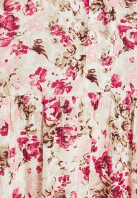 Blütenstoff mit rosa und braunen Blumen auf einem hellen cremefarbenen Hintergrund, mit gefaltetem Textur und zarten Details.