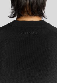 Maglione nero a maglia con texture a costine, scollatura rotonda e logo Lyle & Scott ricamato nella parte posteriore del collo.