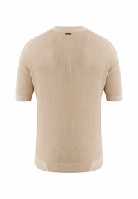 Jersey de manga corta en beige claro, con una textura de tejido abierto y un cuello acanalado, que muestra un diseño limpio y moderno.