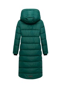 Cappotto imbottito lungo di colore verde scuro. Dotato di un design trapuntato, cappuccio e polsini a costine. Patch con logo vicino all'orlo. Tessuto liscio e resistente all'acqua.
