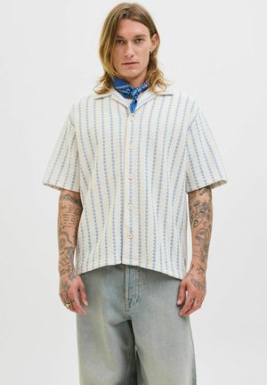 Chemise à manches courtes, boutonnée, en écru avec des rayures verticales bleues. Elle présente une coupe décontractée, un tissu texturé et un col.