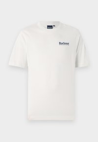 Witte katoenen t-shirt met korte mouwen, ronde hals en een blauw geborduurd "Barbour" logo op de linkerborst. Zachte textuur, normale pasvorm.