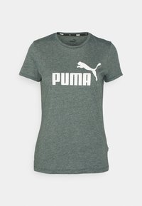 Mörkgrön T-shirt med kort ärm i mjukt tyg. Har en vit "PUMA"-logotyp och en hoppande puma-grafik på framsidan. Rund halsringning.