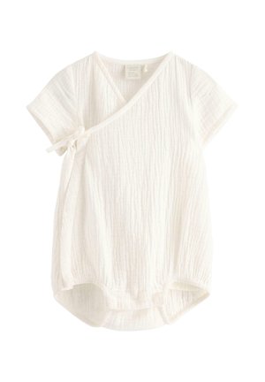 Hvid tekstureret bomuldsdragt til baby med korte ærmer, slå-om front, bindebånd i siden og elastiske benåbninger.