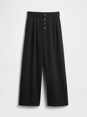 Pantaloni neri a gamba larga realizzati in un tessuto strutturato. Presentano una vita alta, una chiusura frontale a cinque bottoni e pince stirate per un tocco di dettaglio in più.