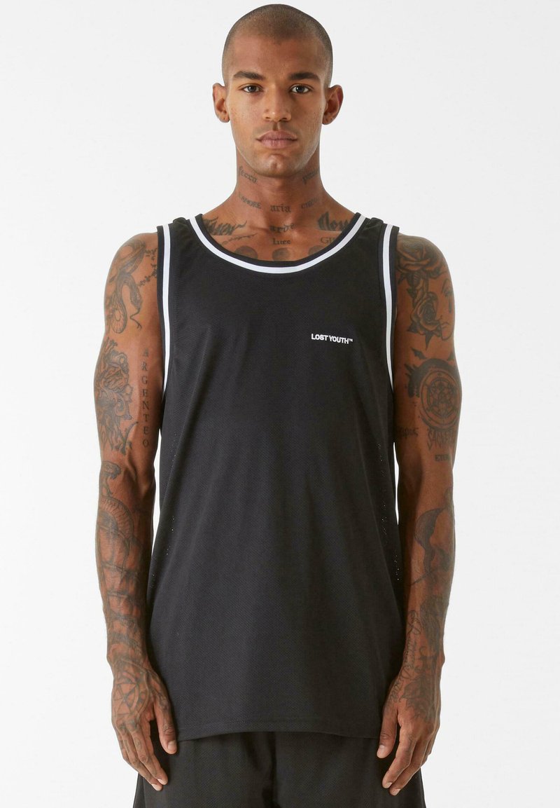 Melnā sporta bezpiedurkņu krekls ar baltām akcentiem, izgatavots no elpojoša auduma. Raksturīga apaļa kakla izgriezne un logo kreisajā krūtī.