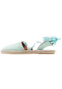 Espadrille de ante verde menta con puntera abierta, cintas en el tobillo y suela de yute. Presenta una textura suave y un diseño lateral con cortes.