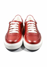 Rote Ledersneaker mit weißen Schnürsenkeln und goldenen Ösen. Dicke weiße Gummisohlen mit einem strukturierten Muster. Abgerundete Zehenpartie und glatte Oberfläche.