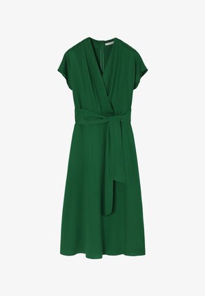 Groene wikkeljurk met korte mouwen, een V-hals en een stoffen riem. Gemaakt van een gladde stof, heeft het een rok tot de knie en een rits aan de achterkant.