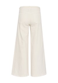 Weiße Jeans mit weitem Bein und hoher Taille, ausgestattet mit zwei Gesäßtaschen und ohne sichtbare Verzierungen. Glatte Textur mit sauberen Nähten.