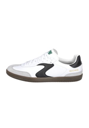 Zapatilla blanca con un acento negro, suela de goma y caperuza de ante. Presenta cordones blancos, una etiqueta de logo verde y "SKECHERS" en dorado en el costado.