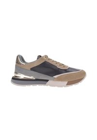 Sneaker basse en suede beige, panneaux en cuir noir, accents gris, détail métallique au talon et lacets beiges sur fond blanc.